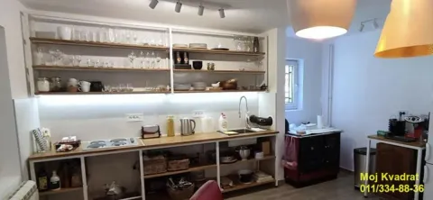 Moderna kuhinja sa otvorenim policama i radnom površinom od drveta. - image 3