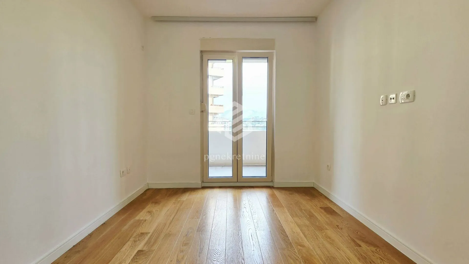 Izdavanje, dvosoban stan, 71m², Central Point, Podgorica