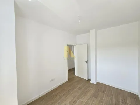 Prazna soba sa belim zidovima i drvenim podom. - image 10