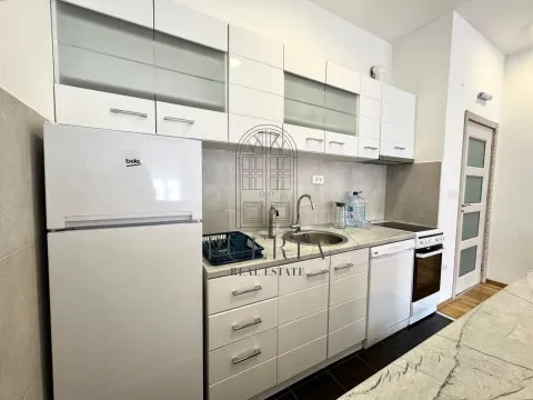 Moderna bijela kuhinja sa frižiderom i sudoperom. - image 7