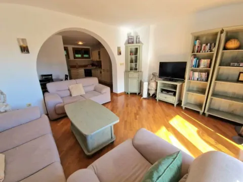 Izdavanje, dvosoban stan, 70m², Centar, Herceg Novi