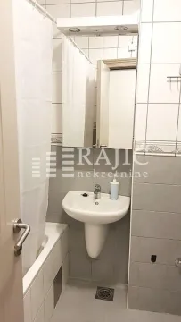 Manje kupatilo sa umivaonikom, ogledalom i kadom. - image 17