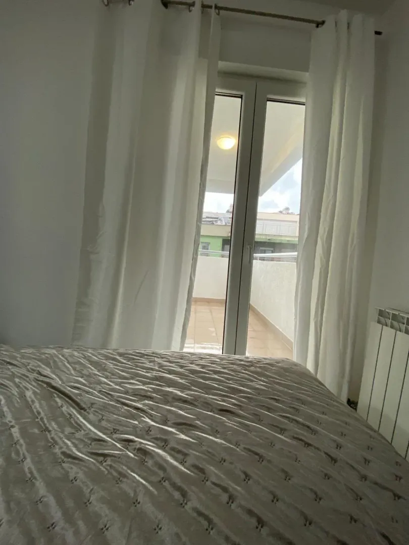 Pogled iz spavaće sobe na terasu sa balkonskim vratima.