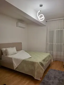 Bright and tidy bedroom with a double bed. - image 6