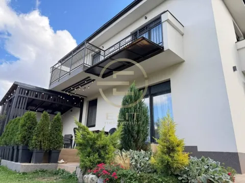 Pogled na spoljašnjost kuće sa uređenim dvorištem i terasom. - image 37