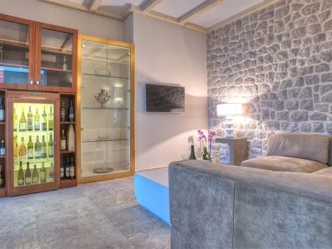 Rent, house, 300m², Krašići, Tivat - image 10