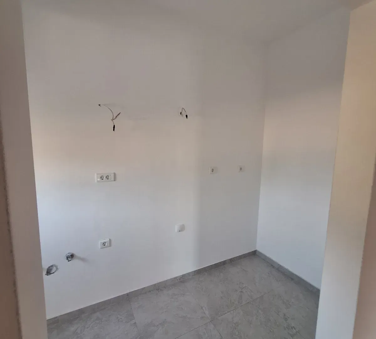 Izdavanje, dvosoban stan, 64m², Tološi, Podgorica