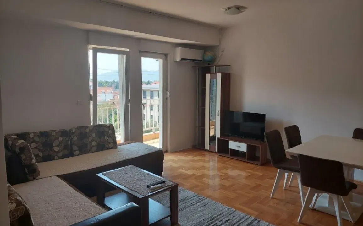 Izdavanje, dvosoban stan, 65m², Blok 9, Podgorica