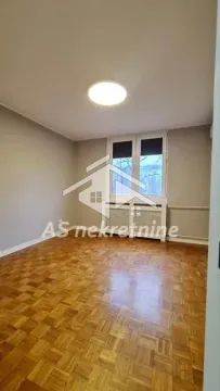 Prazna soba sa parketom na podu i prozorom. - image 7