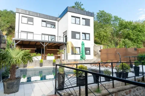 Eksterijer moderne kuće sa bazenom i dvorištem. - image 2