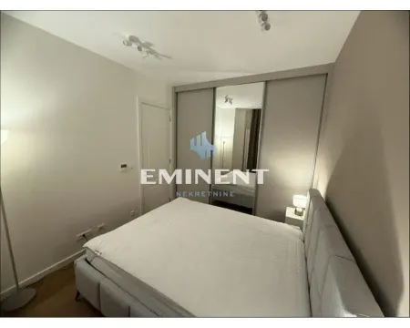 Furnished bedroom with a double bed and a mirrored built-in wardrobe. - image 8