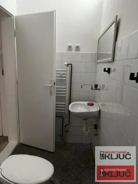 Manje kupatilo sa umivaonikom, ogledalom i wc šoljom. - image 5