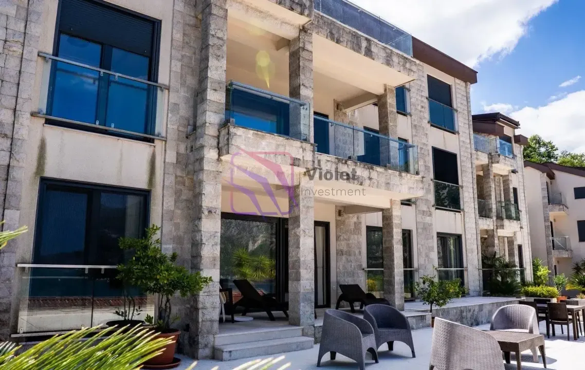 Sale, three bedroom apartment, 268m², Kostanjica, Kotor