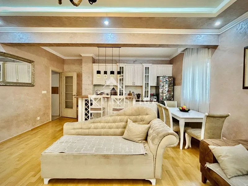 Izdavanje, trosoban stan, 95m², Blok 9, Podgorica