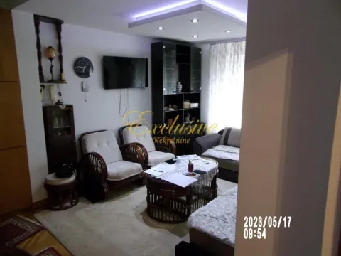 Dnevna soba sa garniturom za sedenje i televizorom. - image 17