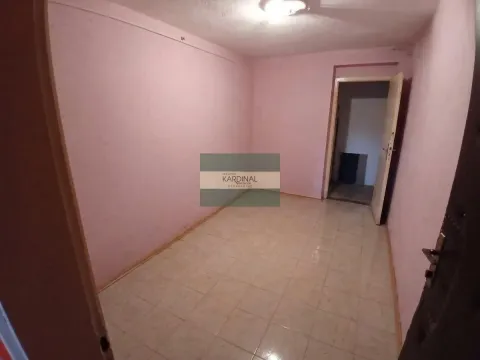 Empty room with tiled flooring and pink walls. - image 9