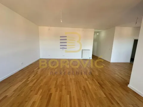 Prazna soba sa parketom i belim zidovima. - image 3