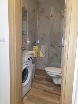 Pogled na kupatilo sa tuš kabinom, umivaonikom i veš mašinom. - image 10