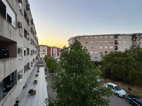 Pogled sa terase na stambene zgrade i okolno naselje u sumrak. - image 6