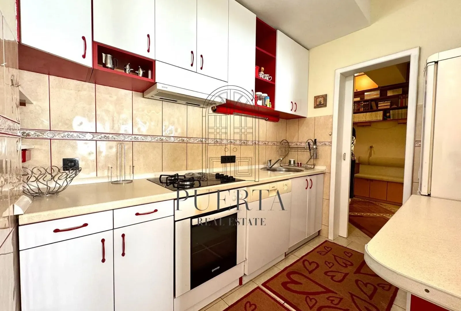 Izdavanje, dvosoban stan, 76m², Centar, Podgorica