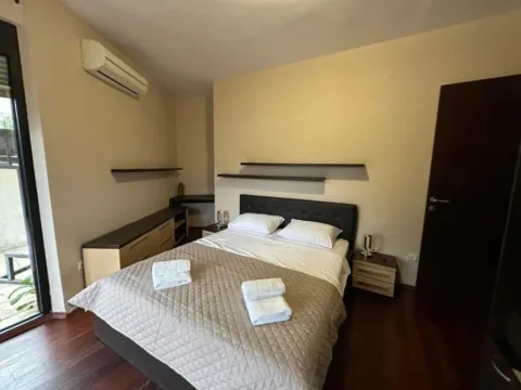 Izdavanje, trosoban stan, 130m², Dobrota, Kotor - image 4