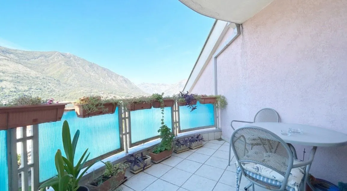 Sale, four bedroom apartment, 102m², Dobrota, Kotor