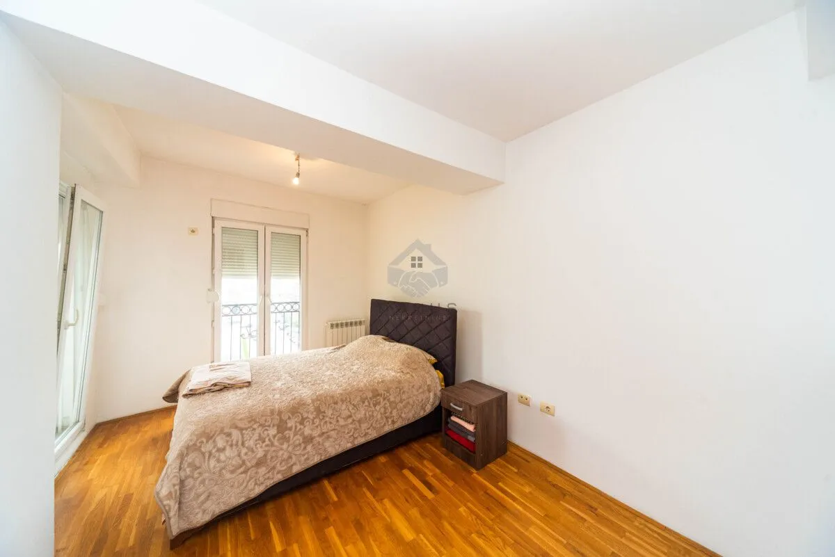 Izdavanje, trosoban stan, 160m², Pobrežje, Podgorica