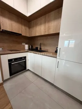 Moderna kuhinja sa ugradnim elementima i bijelim frontovima. - image 6