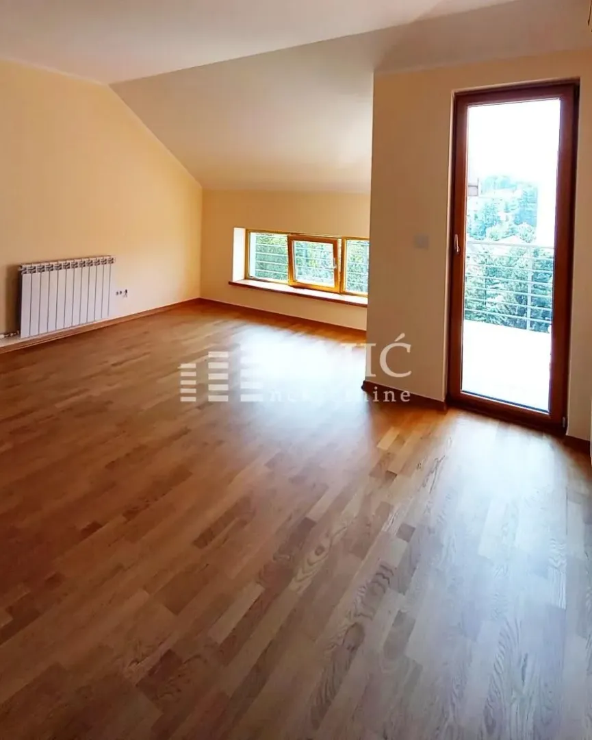 Empty room with hardwood floors and access to the terrace.