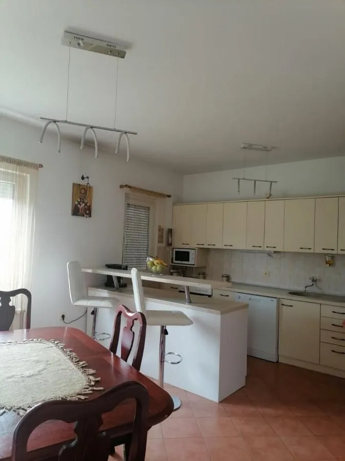 Prodaja, kuća, 350m², Tološi, Podgorica