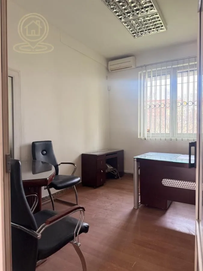 Izdavanje, poslovni prostor, 90m², Savski Venac, Beograd