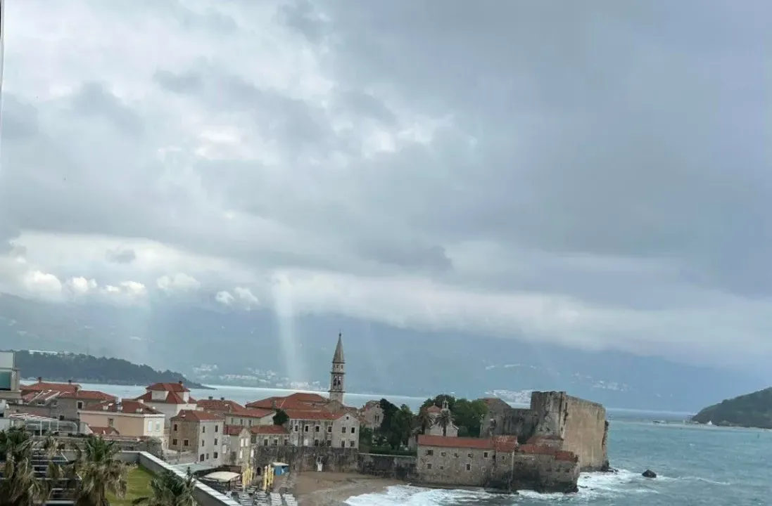 Izdavanje, jednosoban stan, 42m², Centar, Budva