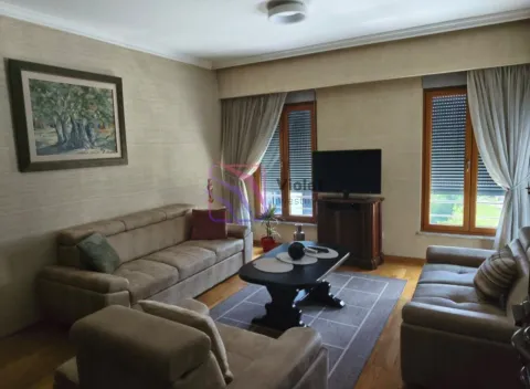 Prostrana dnevna soba sa garniturom za sedenje, stočićem i televizorom. - image 5