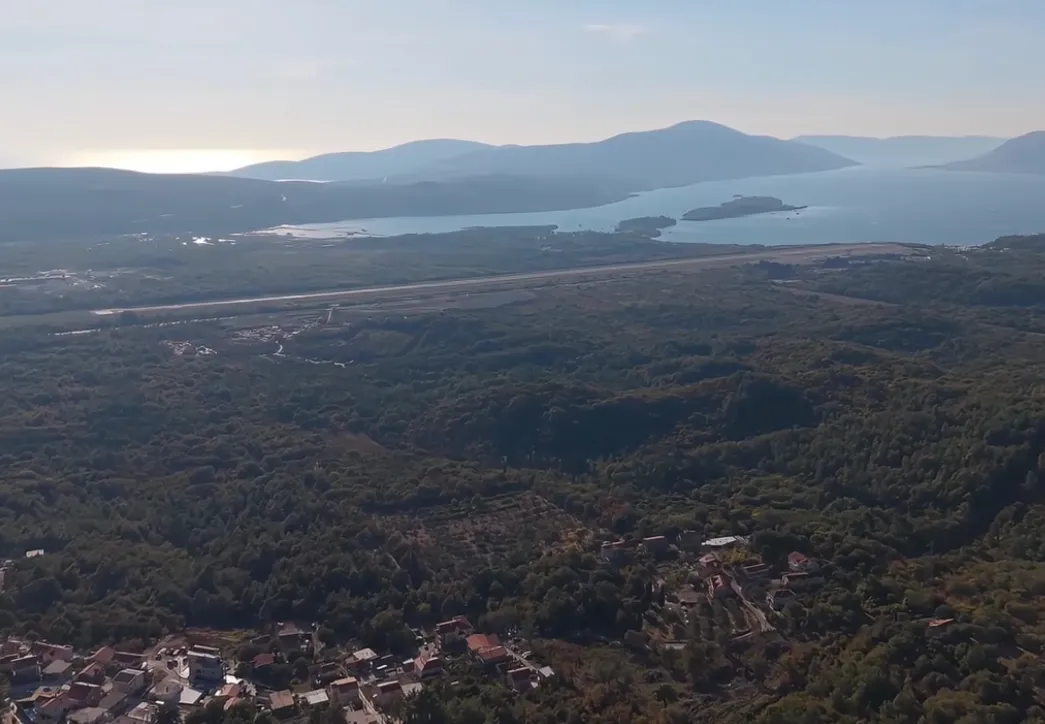 Pogled iz vazduha na prirodu i more.
