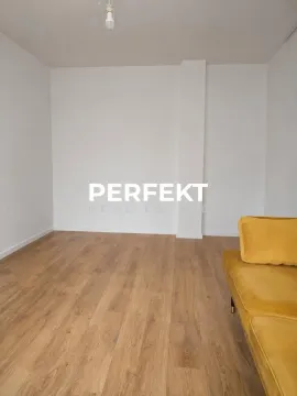 Dnevna soba sa žutom foteljom i drvenim podom. - image 9