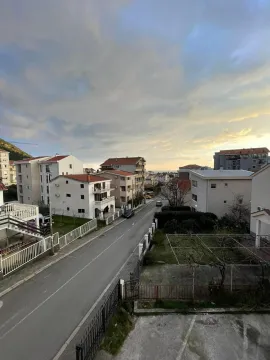 Pogled sa prozora na ulicu i okolne zgrade. - image 7