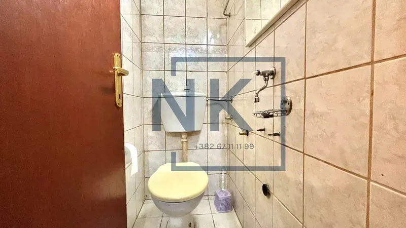 Manje kupatilo sa keramičkim pločicama i sanitarijama.