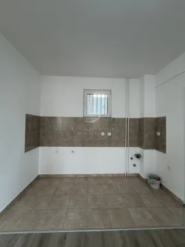 Prazna kuhinja sa keramičkim pločicama i pripremljenim priključcima. - image 3