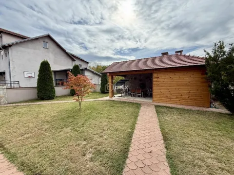 Dvorište sa uređenim travnjakom i drvenom letnjikovcem pored kuće. - image 27