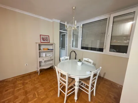 Trpezarija sa okruglim stolom i bijelim stolicama. - image 4