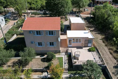Pogled iz vazduha na kuću sa dvorištem i pomoćnim objektima. - image 51