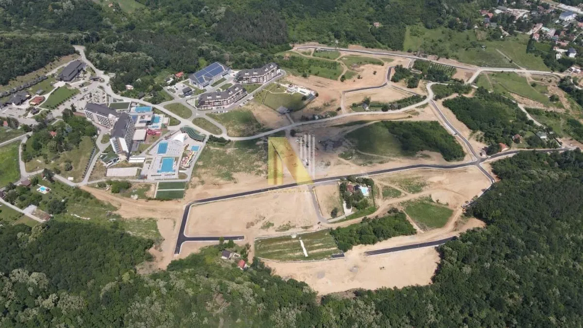 Pogled iz vazduha na kompleks i okolno zemljište sa infrastrukturom.