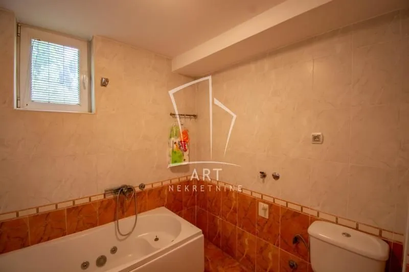 Prodaja, stan, 226m², Voždovac Sve Podlokacije, Beograd