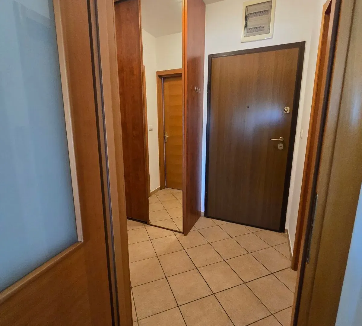 Izdavanje, jednosoban stan, 48m², Stari Aerodrom, Podgorica