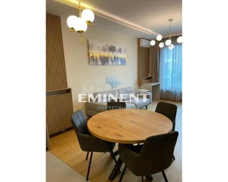 Dnevna soba sa trpezarijskim stolom i stolicama. - image 2
