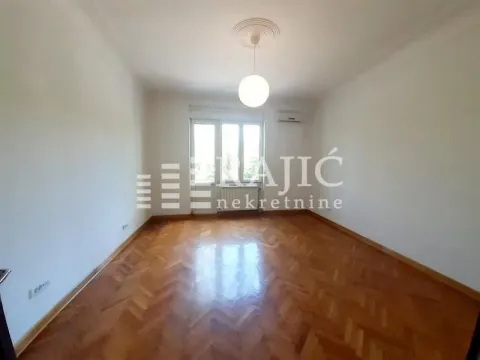 Prazna soba sa parketom i prozorom. - image 12