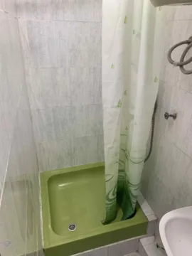 Manje kupatilo sa tuš kabinom i svijetlim pločicama. - image 4