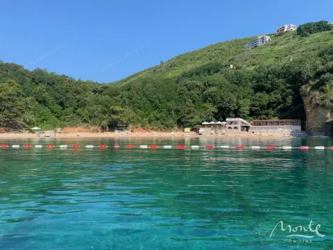 Pogled na more i plažu sa brdima u pozadini. - image 17