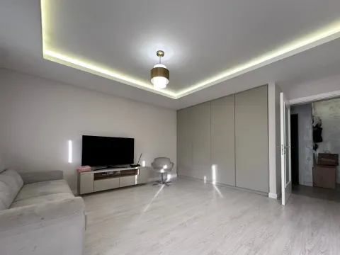 Dnevna soba sa garniturom, televizorom i ugradnim plakarom. - image 14