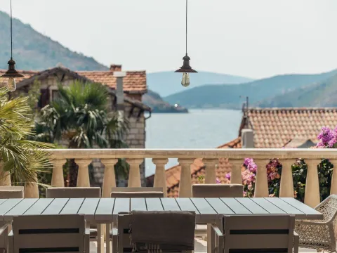 Izdavanje, kuća, 382m², Perast, Kotor - image 48